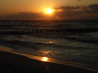 tiefstehende Sonne am Strand von Heiligendamm